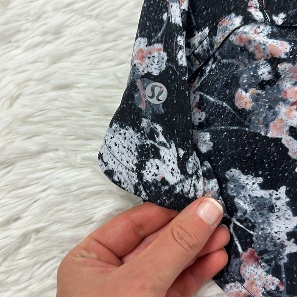 Lululemon Run Times Short II 4" Spring Bloom Multi / Black - Picture 3 of 6